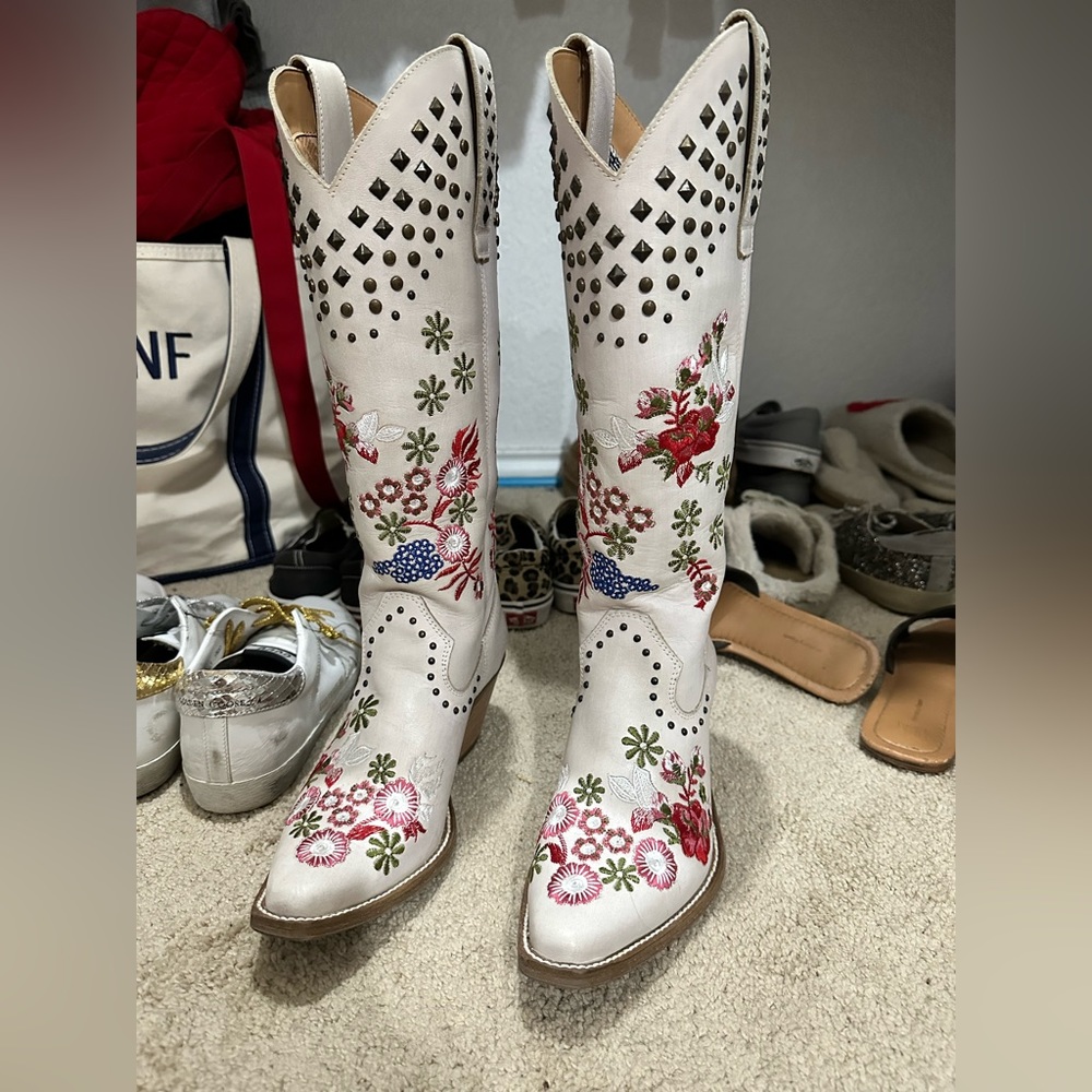 Women’s size 8 Dingo Floral Print Cowboy boots